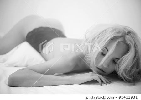 Young nude girl in home interior Young nude girl in home interior 95412931