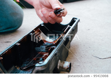 Car repair. Internal combustion engine repair. Resin deposits from low-quality oil on the valve cover. Flushing the oil filter. Car repair. Internal combustion engine repair. Resin deposits from low-quality oil on the valve cover. Flushing the oil filter. 95413008