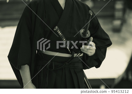 拿著日本刀的人 95413212