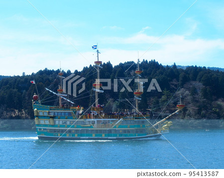 漂浮在湖中的船 漂浮在湖中的船 95413587