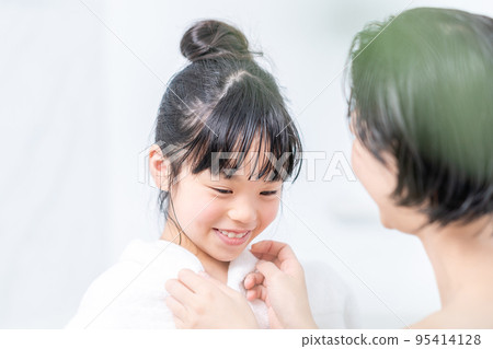 洗澡後的父母和孩子（母子） 95414128