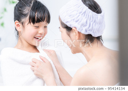 Parent and child after taking a bath (mother and child) 95414134
