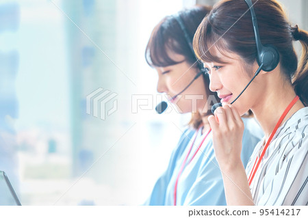 Young female operator working in a call center 95414217