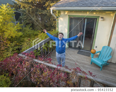 senior man is greeting sun senior man is greeting sun 95415552