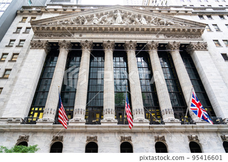 US and UK flags on the wall street facade of the New York Stock Exchange 95416601