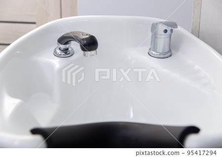 Professional white wash basin in the interior of a beauty salon. 95417294