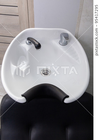 Professional white wash basin in the interior of a beauty salon. 95417295