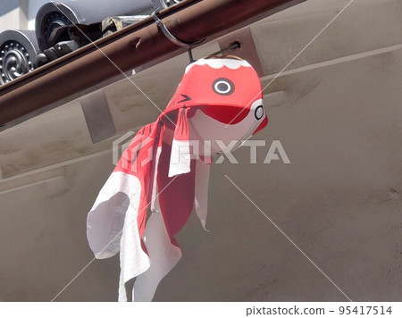 Goldfish lanterns hanging from the eaves of white walls 95417514