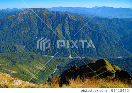 秋季谷川岳和山頂的景色(群馬一側) 秋季谷川岳和山頂的景色(群馬一側) 95418433