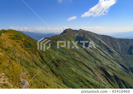 秋天從谷川山脈的茂倉山看到的谷川山和一之倉山 95418469