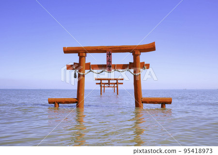 Mysterious scenery of the Ariake Sea Underwater Torii of Oo Shrine (Saga Prefecture) 95418973