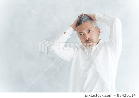 middle man straightening his hair 95420114