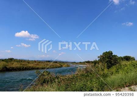 秋天的河床在平靜的日子裡微風 鬼怒川 95420398