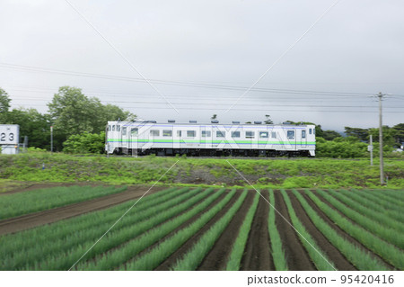 [Panning shot] Kiha 40 (local train), belonging to JR Hokkaido 95420416