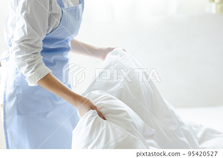 整理床舖的可愛女人 95420527