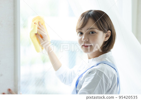 整理床舖的可愛女人 95420535