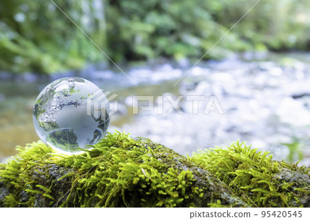 清澈的溪流在以歐洲為中心的水晶球背景中流動 95420545