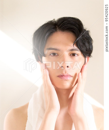 年輕人照鏡子時摸臉頰 護膚男士美容形象 95420925