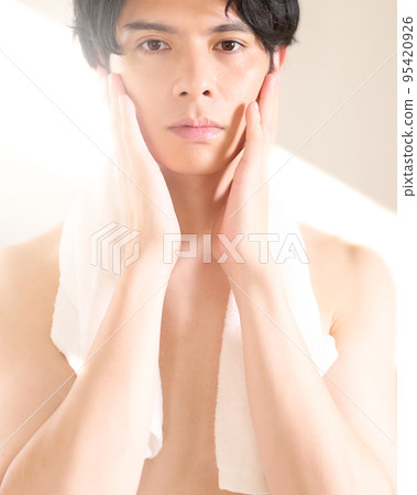 年輕人照鏡子時摸臉頰 護膚男士美容形象 95420926