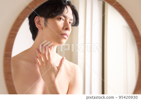 年輕人照鏡子檢查自己的皮膚 男人的美麗形象 95420930