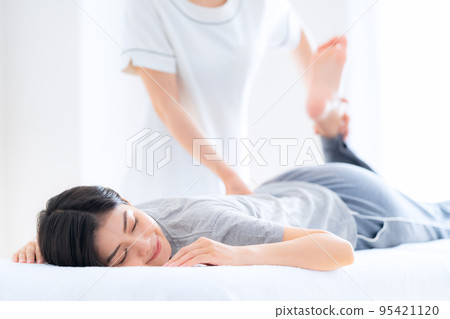 Female manipulative massage Osteopathic clinic Shiatsu Female manipulative massage Osteopathic clinic Shiatsu 95421120
