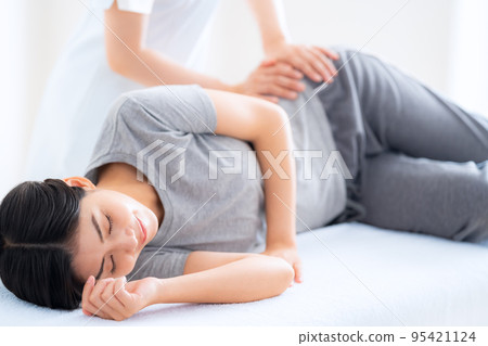 Female manipulative massage Osteopathic clinic Shiatsu Female manipulative massage Osteopathic clinic Shiatsu 95421124