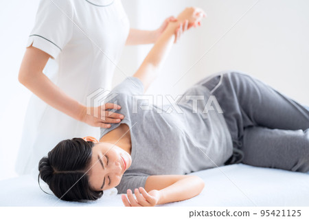 Female manipulative massage Osteopathic clinic Shiatsu 95421125