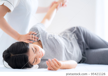 Female manipulative massage Osteopathic clinic Shiatsu 95421126