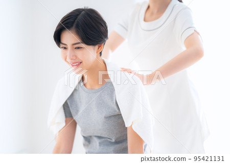 Female manipulative massage Osteopathic clinic Shiatsu Female manipulative massage Osteopathic clinic Shiatsu 95421131