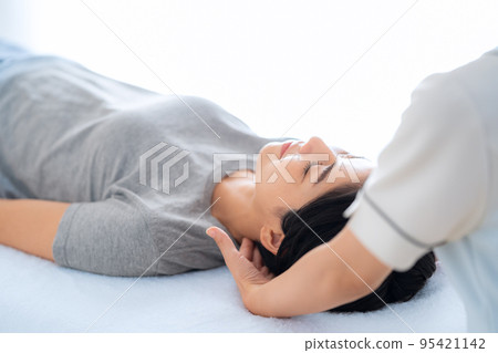 女性手法按摩整骨診所指壓按摩 95421142