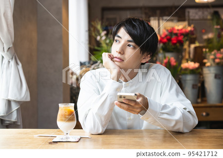 年輕人智能手機 95421712