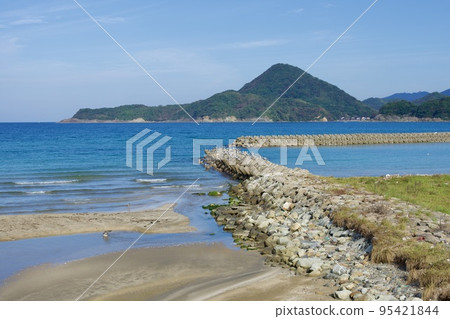 Shimane Peninsula Shijuniura Scenery of Senshakuura in early autumn 95421844