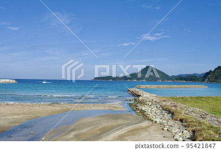 Shimane Peninsula Shijuniura Scenery of Senshakuura in early autumn 95421847