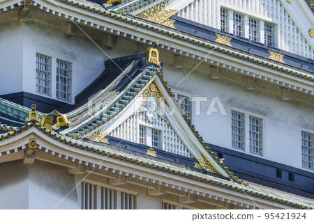 A close-up of the Osaka Castle tower with beautiful decorations 95421924