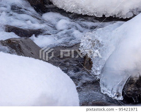 Snow and ice on the rocks of a stream in a heavy snowfall area (Hokkaido, Date City, Otaki Ward) Snow and ice on the rocks of a stream in a heavy snowfall area (Hokkaido, Date City, Otaki Ward) 95421971