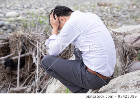 Man holding his head 95423389