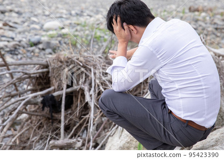 Man holding his head 95423390