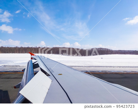 A view of the snow-covered airport from the landing plane (Hokkaido, New Chitose Airport) A view of the snow-covered airport from the landing plane (Hokkaido, New Chitose Airport) 95423723