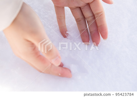 Hand touching the snow Snow Hand touching the snow Snow 95423784
