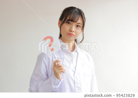 A white coat woman with a troubled expression holding a plate with a Hatena mark 1 A white coat woman with a troubled expression holding a plate with a Hatena mark 1 95423829