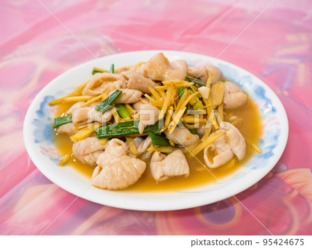 台灣傳統客家美食 - 薑絲炒大腸 台灣傳統客家美食 - 薑絲炒大腸 95424675
