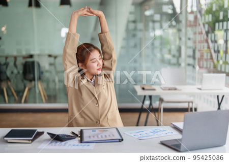 Burnout Syndrome. Portrait of Asian Business Woman feels uncomfortable working. Which is caused by stress, accumulated from unsuccessful work And less resting body. Consult a specialist psychiatrist 95425086