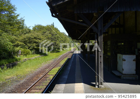 A view of JR Kareigawa Station in Kagoshima Prefecture. 95425895