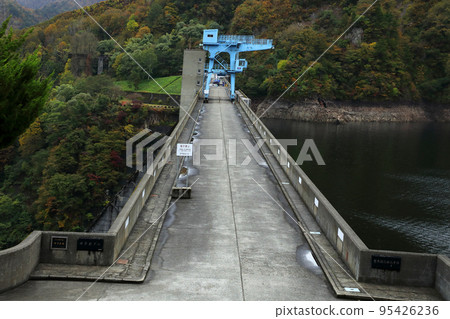從福島縣只見町湖景眺望田倉大壩頂部 95426236