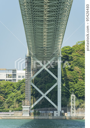 這張照片是在關門海峽大橋附近拍攝的。 這張照片是在關門海峽大橋附近拍攝的。 95426480