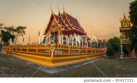 Panarama lanscape view of a beautiful temple at sunset in Thailand. 95427151