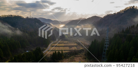 [Drone photography] Morning in a farming village surrounded by mountains | Fantastic dawn morning fog image 95427218