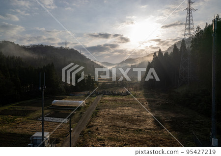 [Drone photography] Morning in a farming village surrounded by mountains | Fantastic dawn morning fog image 95427219