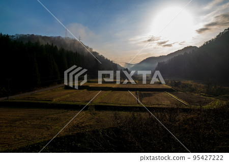 [Drone photography] Morning in a farming village surrounded by mountains | Fantastic dawn morning fog image 95427222