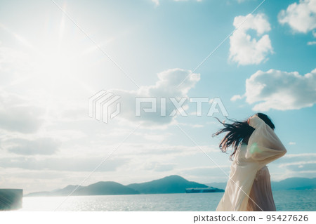 一個女人站在沙灘上的照片 95427626